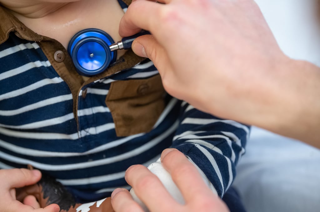 Ein Kind wird untersucht. Die Zahl der Kinderärzte im Salzlandkreis geht immer weiter zurück.