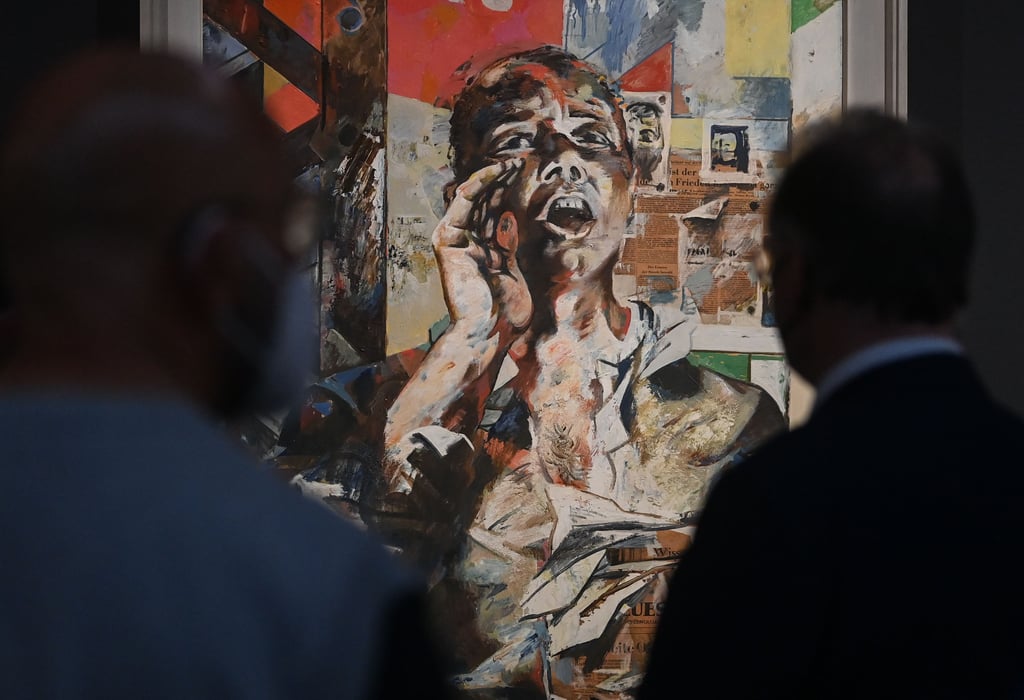 Besucher vor Willi Sittes "Der Rufer II" aus dem Jahr 1964