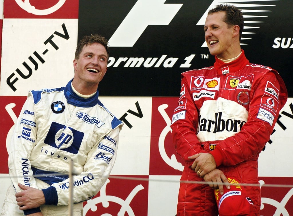 Ralf (l) und Michael Schumacher auf dem Podium beim Großen Preis von Japan im Jahr 2004.