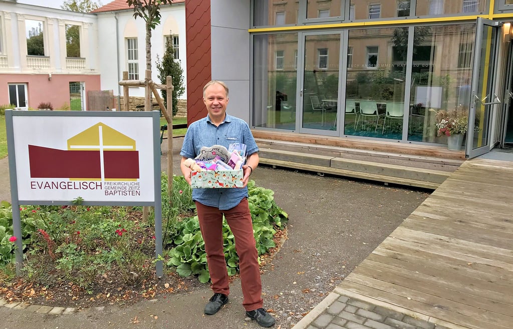 Auch in diesem Jahr sammelt die evangelische Freikirchliche Gemeinde Zeitz wieder für arme Kinder in verschiedenen Ländern. Unter dem Motto „Weihnachten im Schuhkarton“ beteiligt sie sich an der weltweiten Aktion der Barmherzigen Samariter, deren Mitglied die Gemeinde ist. Bernhard Schmerschneider koordiniert die Aktion.