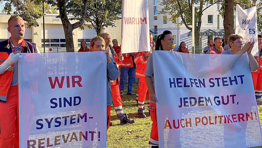 Mitarbeiter der Johanniter-Unfall-Hilfe demonstrieren vor der Sitzung des Kreistages Stendal für den Erhalt ihrer Arbeitsplätze.