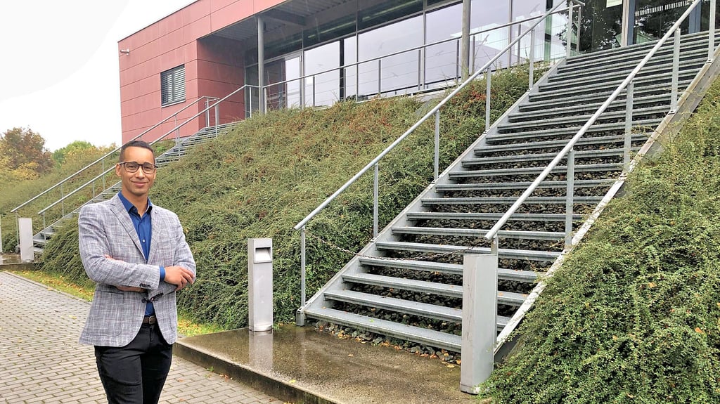 Serge Musengeshi - hier vor der Weißenfelser Stadthalle - ist der neue Leiter des Sportbetriebes der Saalestadt.