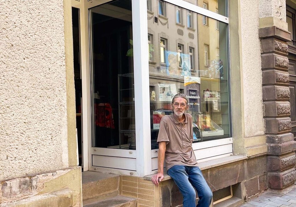 Horst Pfüller sitzt auf der Fensterbank seines neuen Ladengeschäfts.