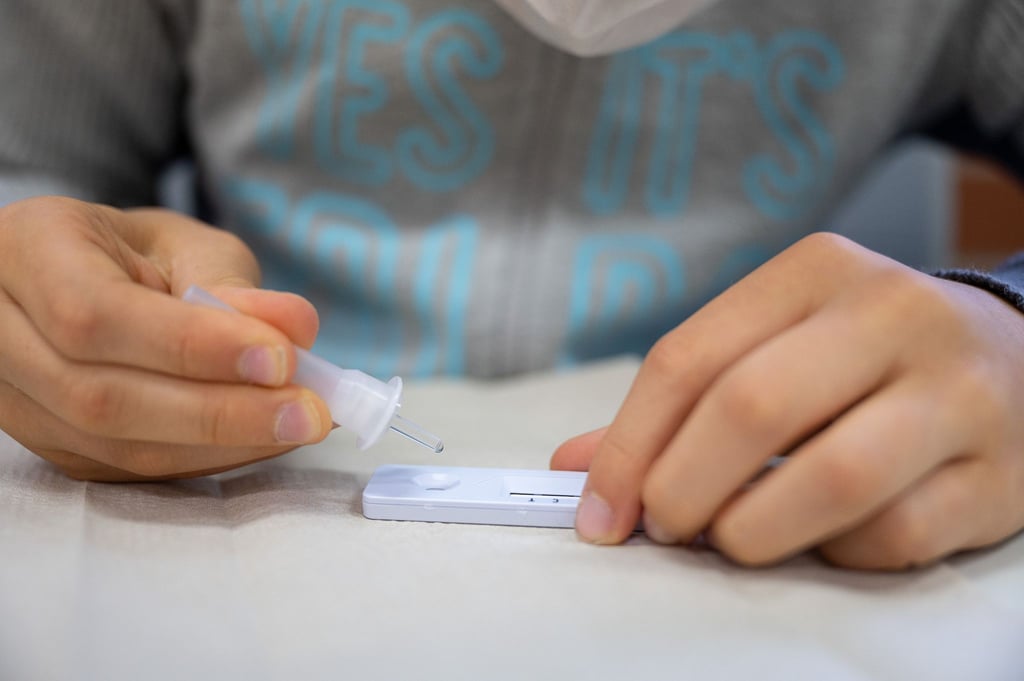 Ein Schüler macht vor der ersten Stunde an einer Schule einen Corona-Schnelltest.