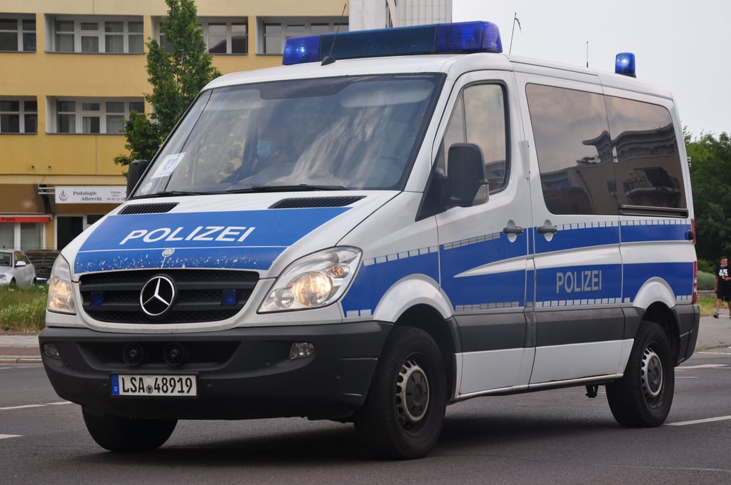 Fahrzeug der Landespolizei Sachsen-Anhalt bei einem Einsatz. Die Polizei ermittelt nach einem Unfall in Madeburg, bei dem am Donnerstag eine Radfahrerin schwer verletzt wurde.