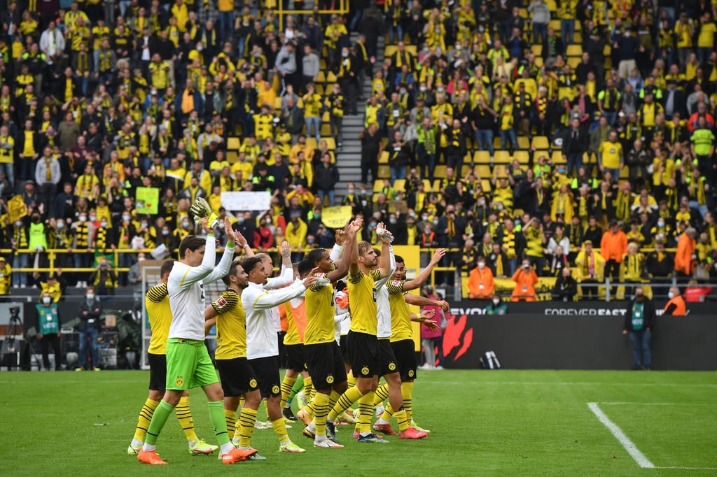 Dortmunds Spieler bedanken sich bei den Fans nach dem 2:1-Sieg gegen den FC Augsburg für die Unterstützung