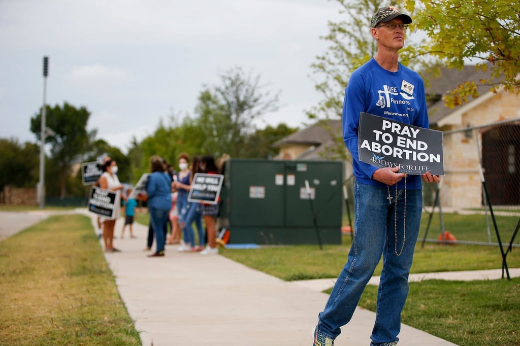 Timothy Dougherty und etwa andere Abtreibungsgegner protestieren vor einer Klinik in McKinney, Texas.