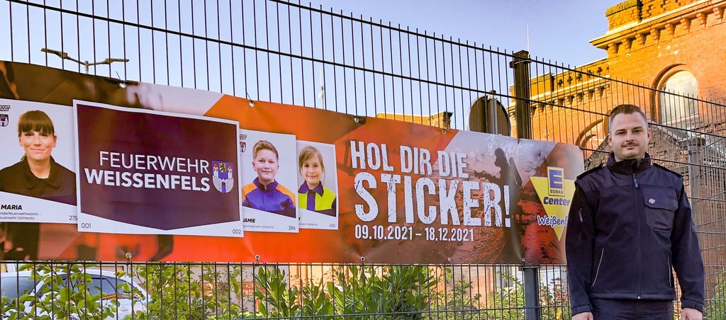 An der Wache in der Leopold-Kell-Straße wirbt die Feuerwehr - hier mit dem stellvertretenden Wehrleiter Sebastian Busch - für die neue Aktion.