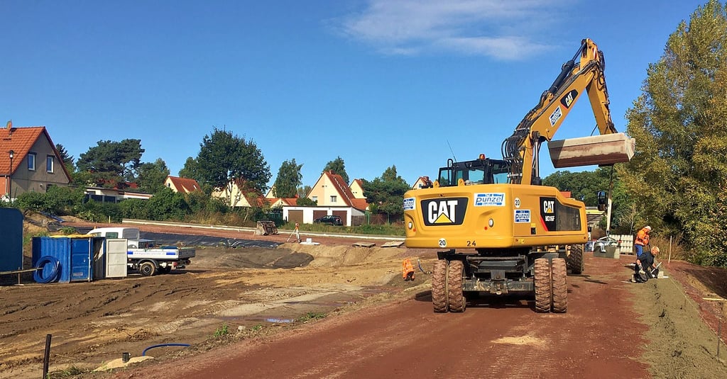 Das entwickelte Baugebiet Zum Sonnenblick in Stendal Nord nimmt Formen an. Priorität haben zurzeit der Straßenbau und die Erschließung mit allen Medien wie Wasser, Abwasser, Strom und Glasfaser. Auf 26 Parzellen sollen Wohnhäuser gebaut werden.