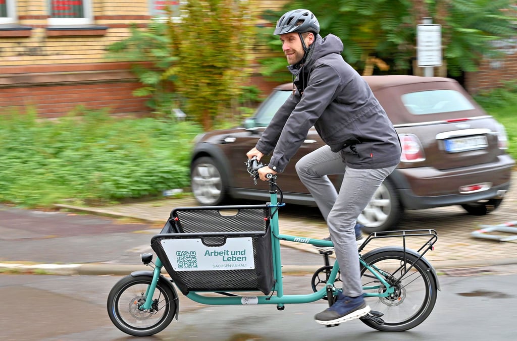 Benjamin Gehne mit dem Lastenrad beruflich unterwegs in Magdeburg.