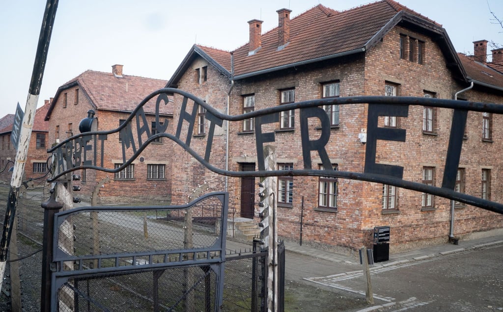 Mehrere historische Gebäude der NS-Gedenkstätte Auschwitz-Birkenau sind mit antisemitischen Parolen beschmiert worden.