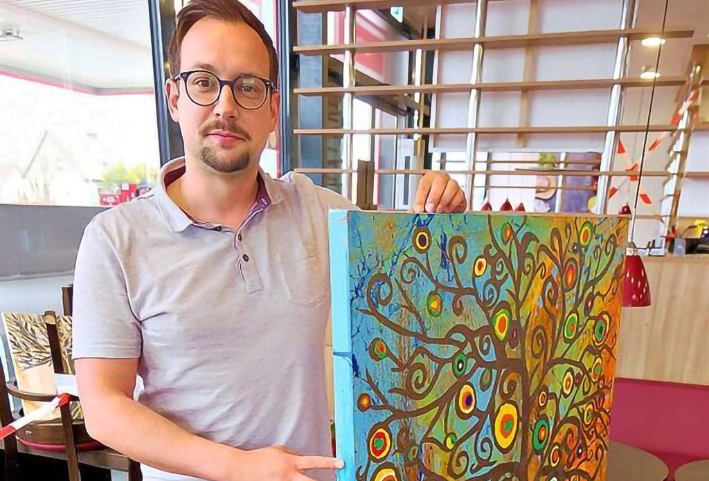 Künstler Martin Dinda aus Linda, hier bei der Ausstellung in der Jessener Sprint-Tankstelle, präsentiert am 15. Oktober neue Bilder.