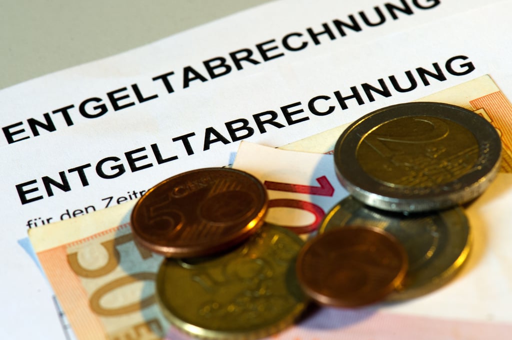Der staatliche Mindestlohn beträgt derzeit 9,60 Euro pro Stunde. SPD-Kanzleranwärter Scholz verspricht, dass er auf 12 Euro steigt.