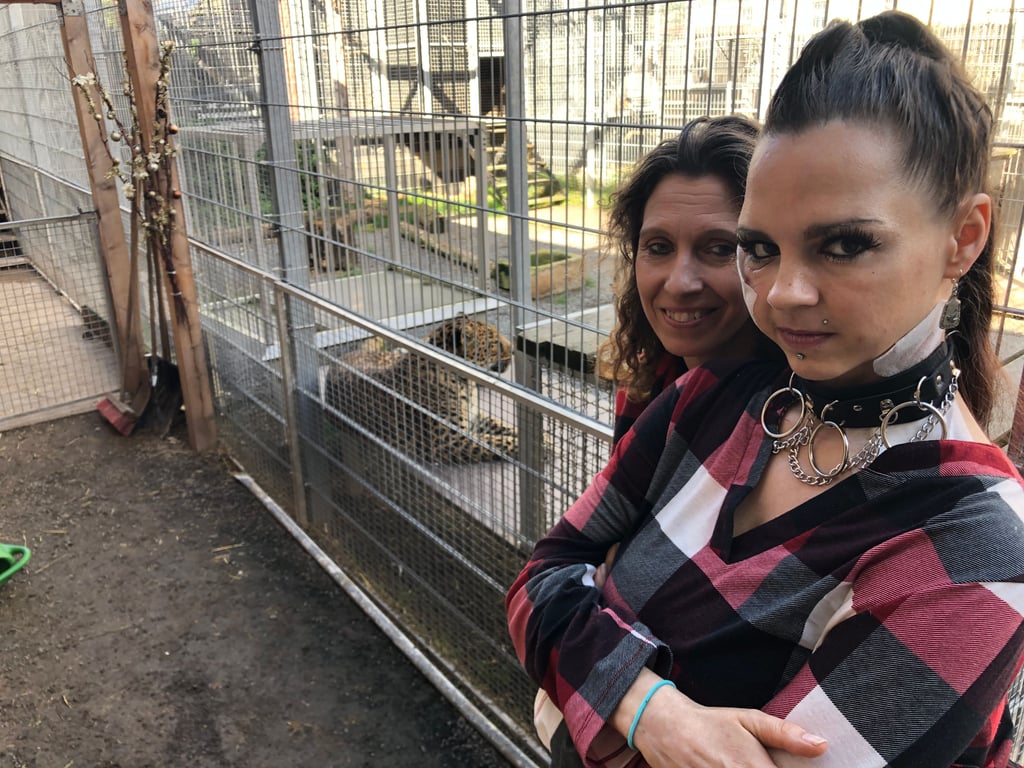 Raubtier-Halterin Birgit Stache (links) und Angriffsopfer Jessica Leidolph vor dem Käfig des Leoparden Troja in Großwangen.
