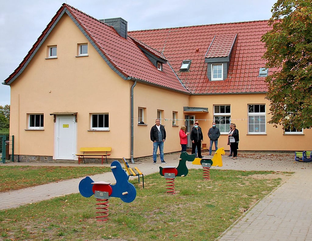Die Ausschussmitglieder besuchen die Kita in Demker.