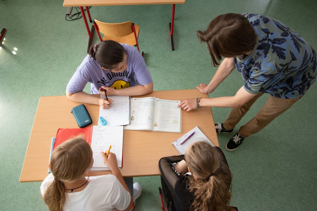 Das Programm „Aufholen nach Corona“ soll die Lernrückstände der Kinder und Jugendlichen infolge der Schulschließungen und des eingeschränkten Unterrichts während der Corona-Pandemie abfedern.