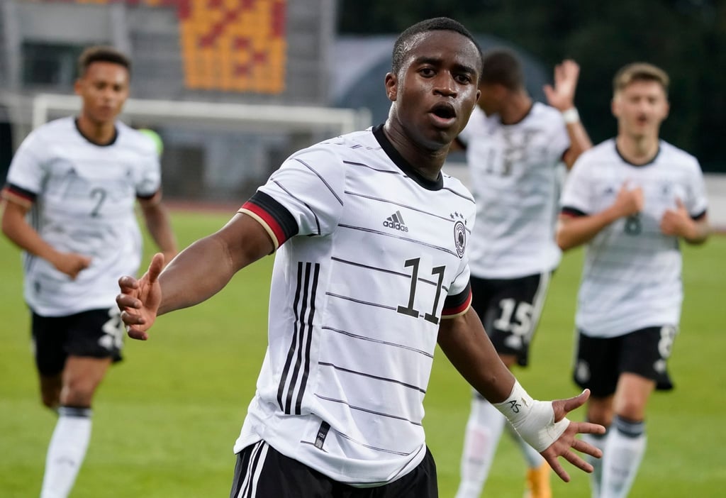 Torjäger Youssoufa Moukoko hat sich eine leichte Muskelverletzung zugezogen.