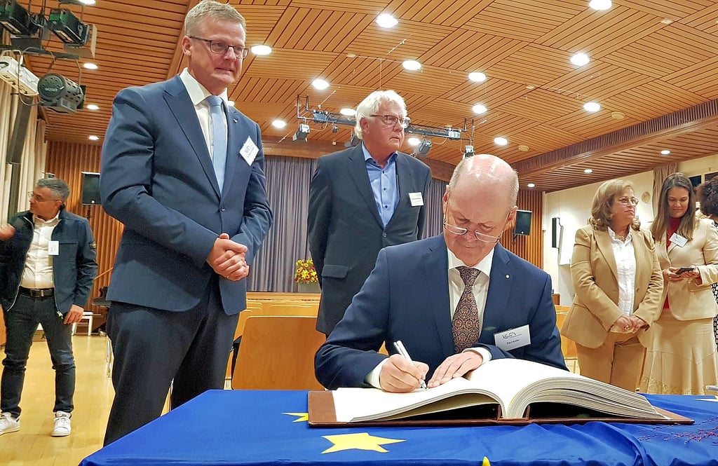 Paul Koller trägt sich im Beisein von Peter Lüttmann (li.), Bürgermeister Rheine, und Robert Winnemöller, Seniorenbeirat Rheine, ins Goldene Buch ein.