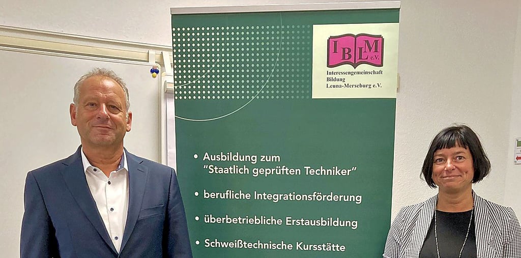 IBLM-Geschäftsführer Steffen Staake und Geschäftsbereichsleiterin Stefanie Weber-Fliegner feierten mit Mitarbeitern und Mitgliedern der IBLM das 30-Jährige Bestehen des Vereins.