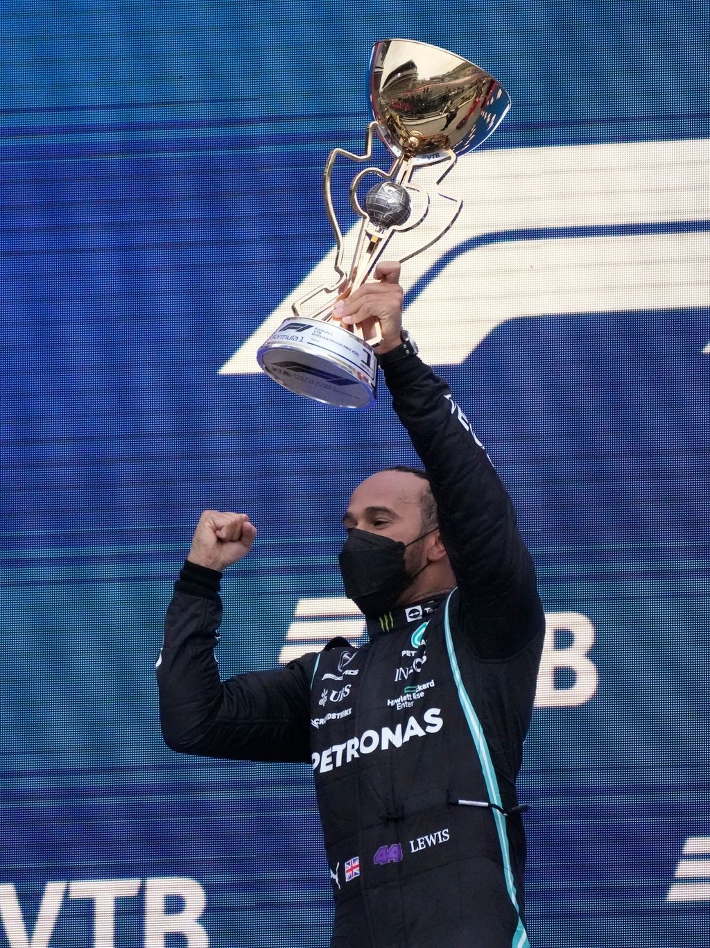 Weltmeister Lewis Hamilton mit der Siegertrophäe.