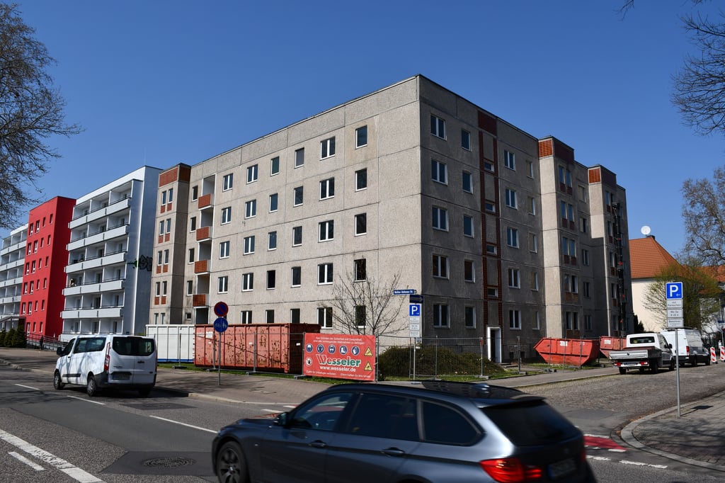 Die Wobau Magdeburg hat die Sanierung eines leerstehenden Plattenbaus an der Walther-Rathenau-Straße vorübergehend eingestellt.