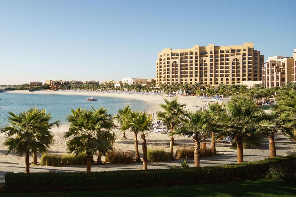 Ob Hotel, Resort oder Resort-Hotel: Urlauber sollten checken, ob die Unterkunft zu den eigenen Bedürfnissen passt.