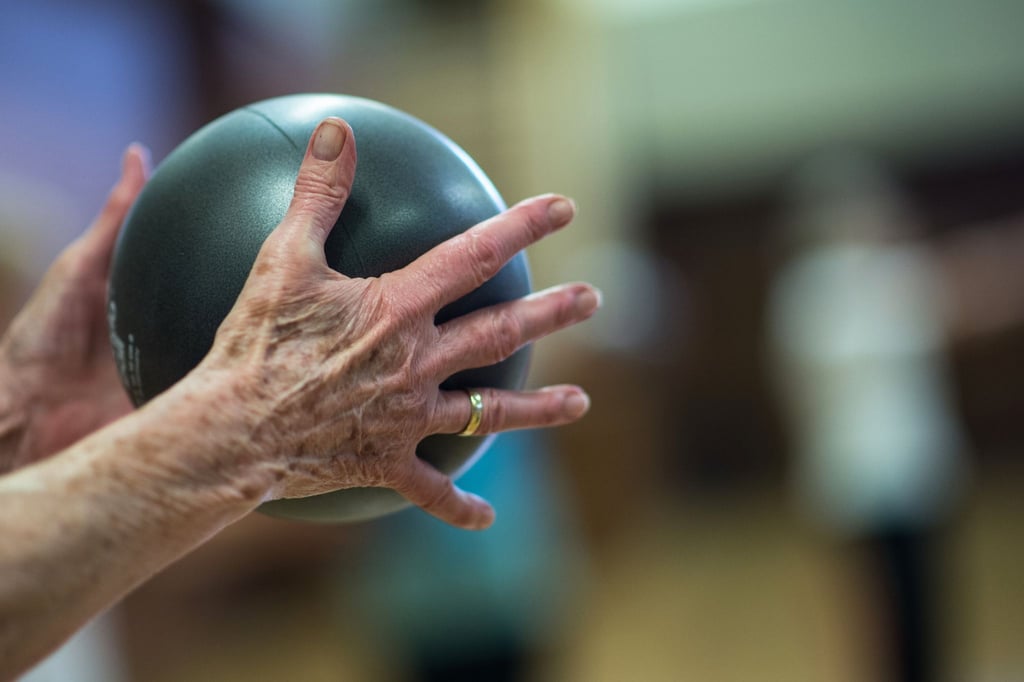 Ballspielen und dabei Singen: Das ist nur eine von vielen möglichen Dual-Task-Übungen.