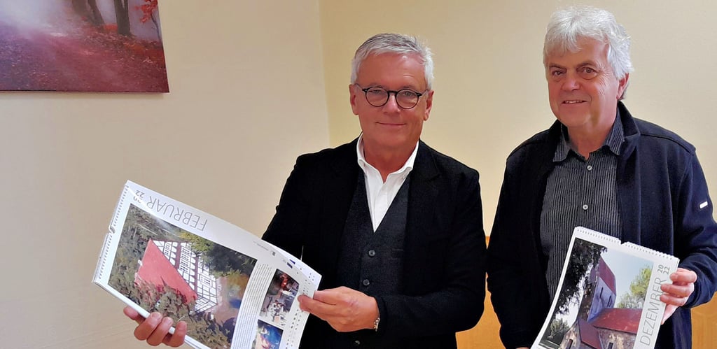 Die LEADER-Manager Wolfram Westhus und Dr. Wolfgang Bock freuen sich über eine gelungenen Kalender. Am 6. Oktober wurde er bei der Vorstandssitzung in Rogätz präsentiert.