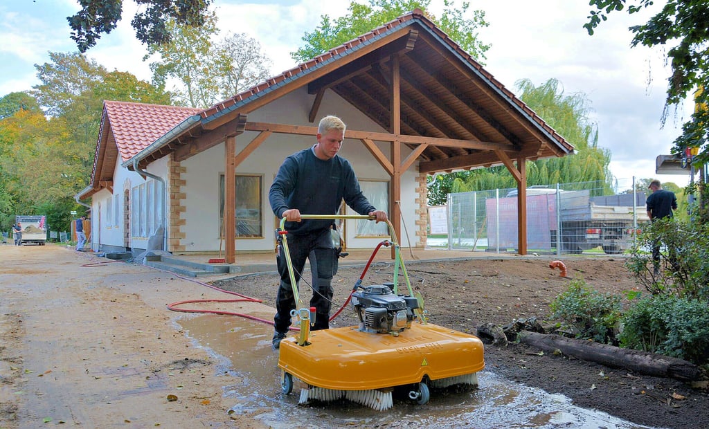 Auf der Tiergartenseite wurde der Weg am Kiosk gepflastert. Auf dieser Seite zu sehen, ist die offene Terrasse für die Außengastronomie der Tiergartenbesucher.