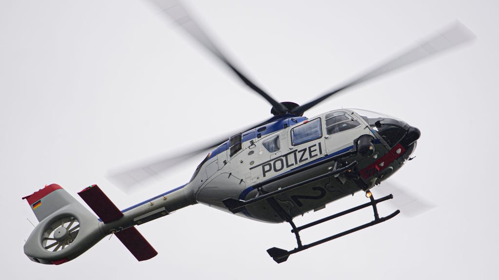 Ein Polizeihubschrauber ist im Einsatz. Foto: Robert Michael/dpa/Symbolbild/