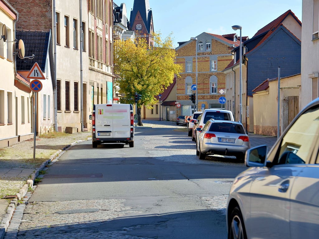 Die Hamsterstraße ist eine der schlechtesten in Staßfurt. Im Kreistag entbrannte jetzt im Zuge der Umwidmung zur Kreisstraße ein Streit um den Zustand der Fahrbahn.