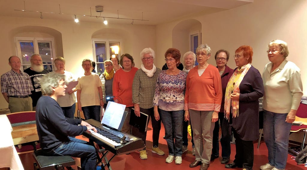 Das Musical-Ensemble probt mit Kantor Jörg Ritter coronabedingt in Gruppen, hier zum Beispiel im Pfarrhaus Braunsbedra.