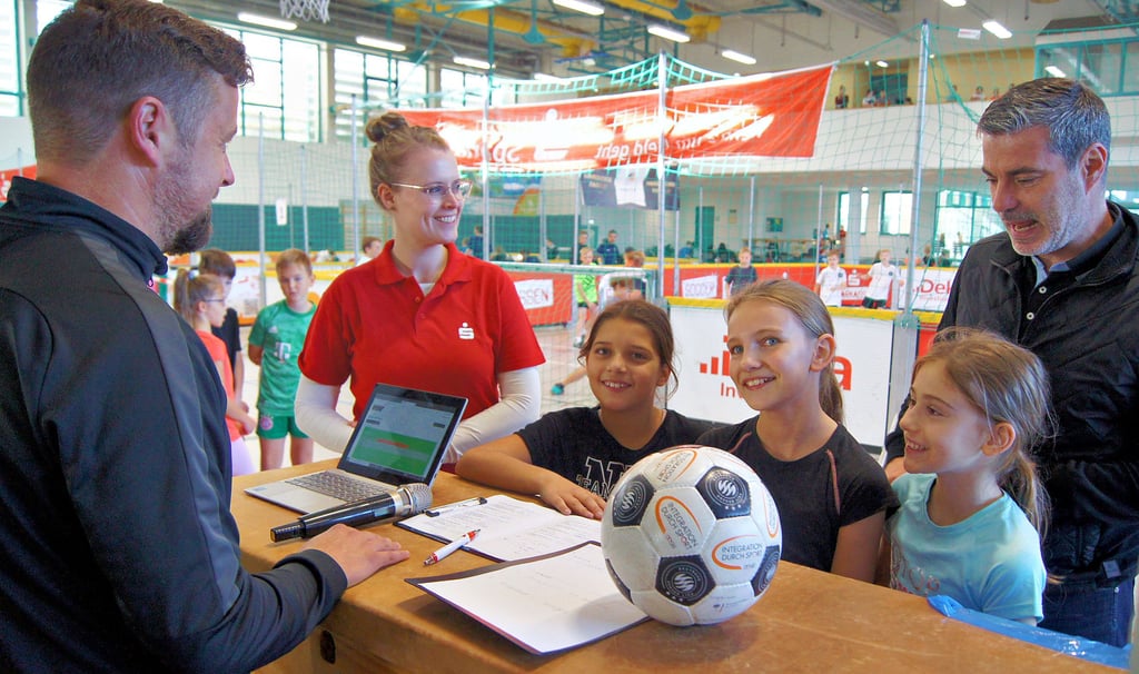 Trainer der Soccer-Liga besprachen mit Kindern die Regeln.