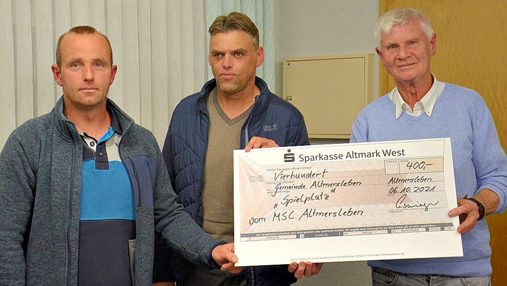 Jörg Ensminger (von links) und Ulf Lüdecke vom Motorsportclub Altmersleben überreichen Ortsbürgermeister Bernd Pawelski einen symbolischen Scheck. MIt dieser Summe soll die Neugestaltung des Spielplatzes in Altmersleben unterstützt werden.