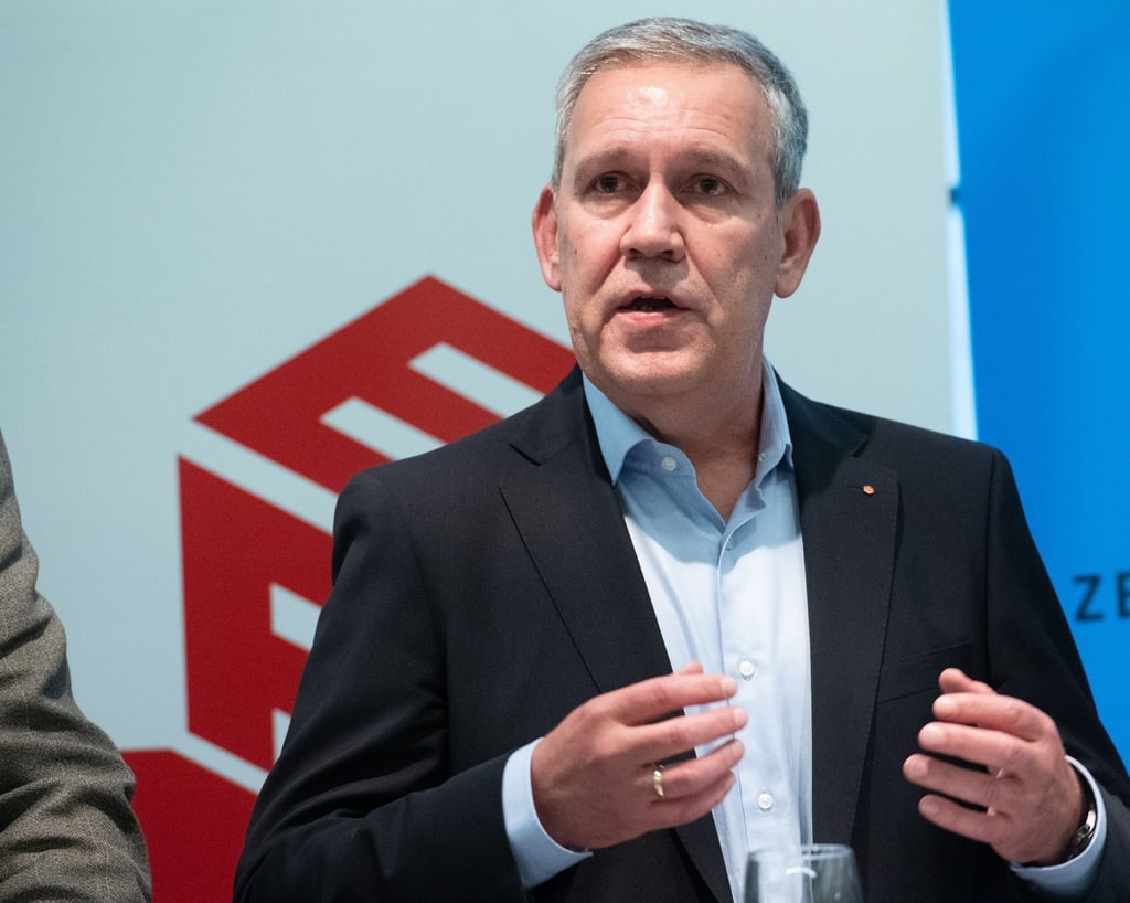 Nach Schlichtungsgesprächen im Baugewerbe stellt bei einem Pressegespräch Robert Feiger, der IG-BAU-Vorsitzende, die Ergebnisse vor.
