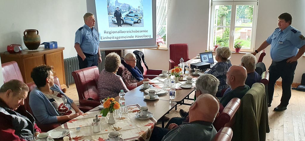 Die Regionalbereichsbeamten Axel Ritter (rechts) und Guido Schulz berichteten den Senioren in Waldfrieden über die Maschen der Täter beim Enkeltrick und Trickbetrügereien an der Haustür.