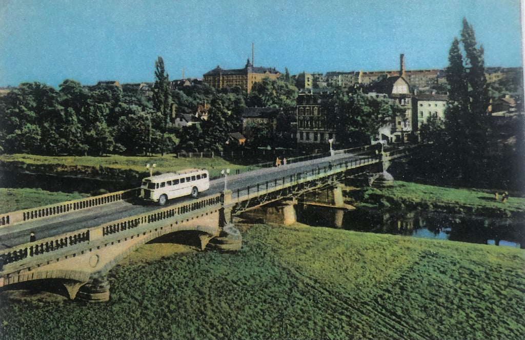 Busse unterwegs in Zeitz im Zeitraum 1945 bis 1990: Bus auf der Auebrücke 1970/80 Sammlung Stuke, Repro Andräs