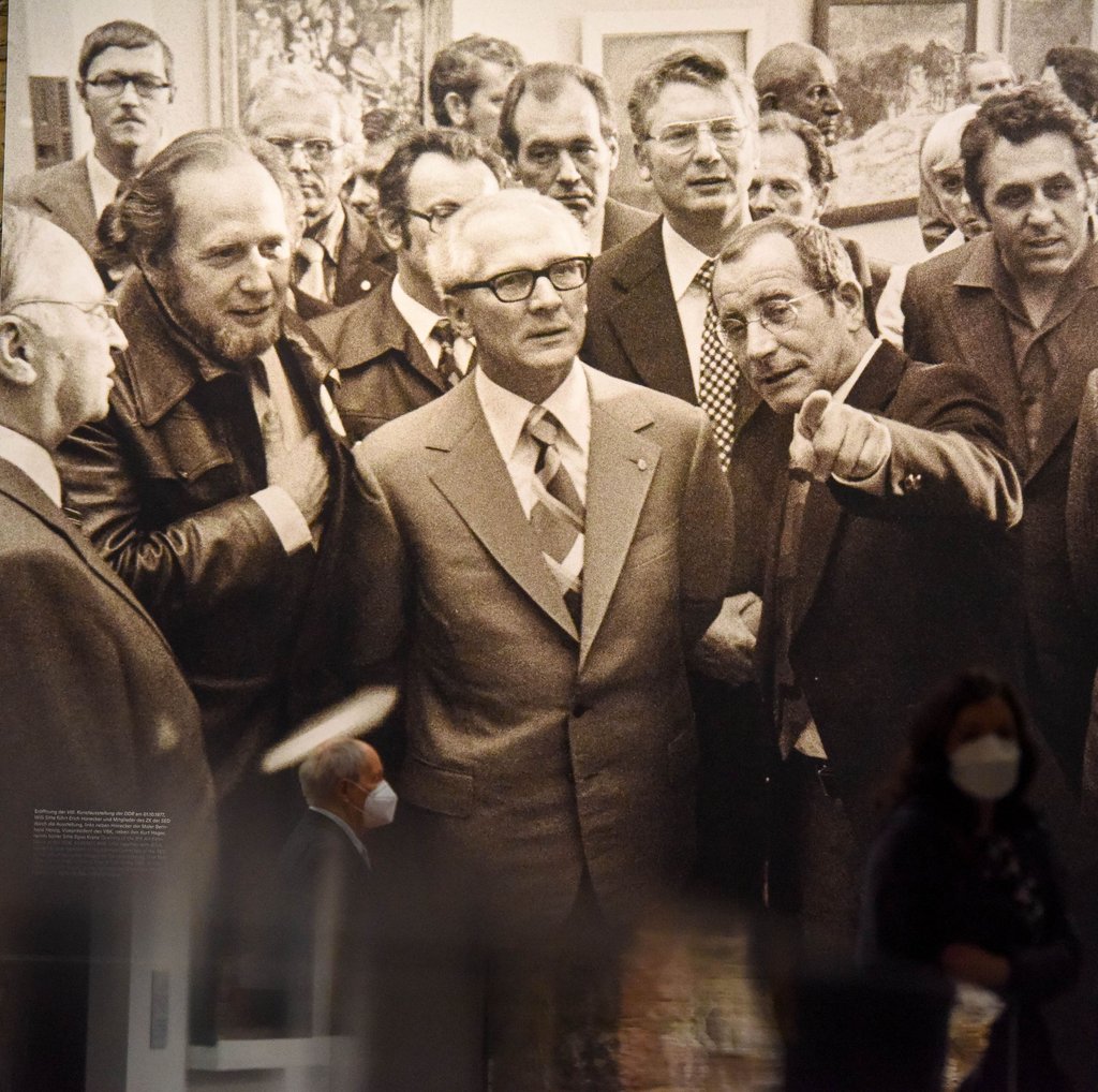 Besucher in der Willi-Sitte-Ausstellung im Kunstmuseum Moritzburg in Halle. Das Bild zeigt Sitte (2.v.r.) neben Erich Honecker.