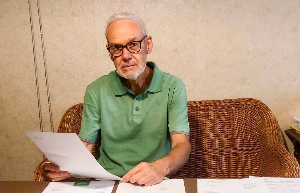 Burkhard Kopischke studiert eines der Schreiben.