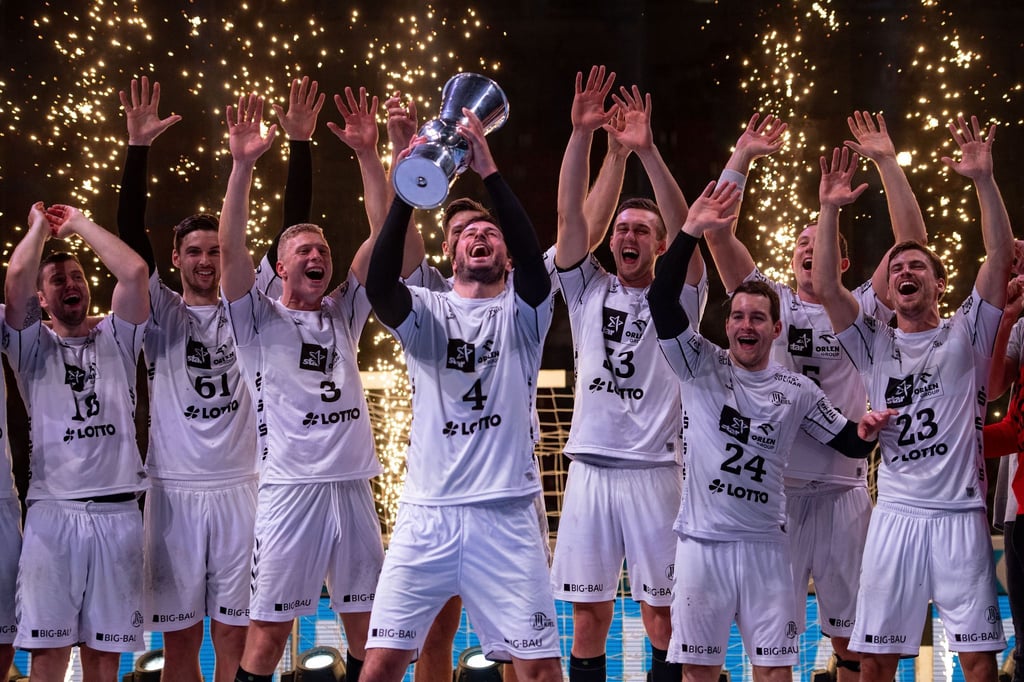 Die Kieler Spieler jubeln mit dem Pokal.