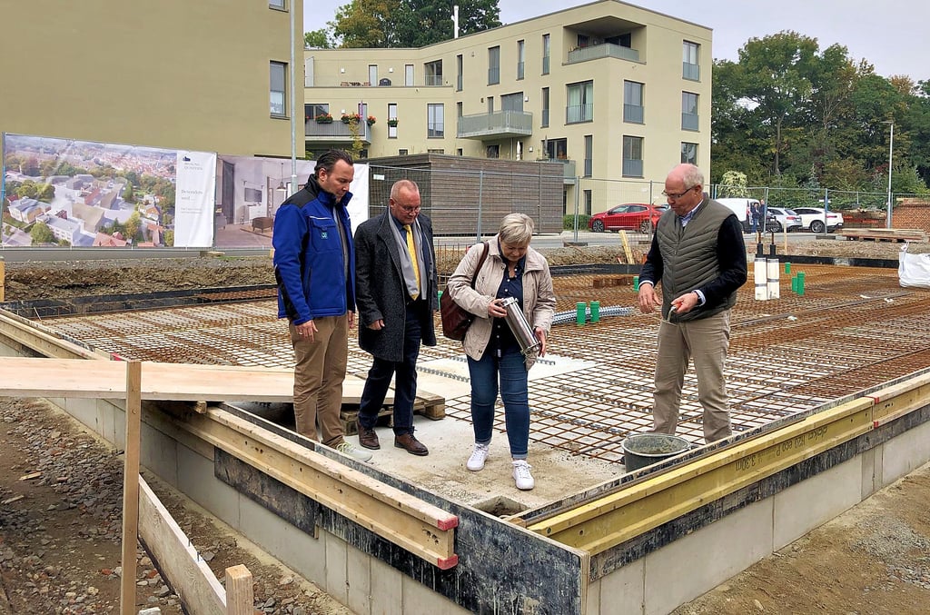 Carl Wolfgang Finck, Frank Ruch, Isabella Beugger und Wolfgang Finck (v. l.) beim Versenken der Zeitkapsel.