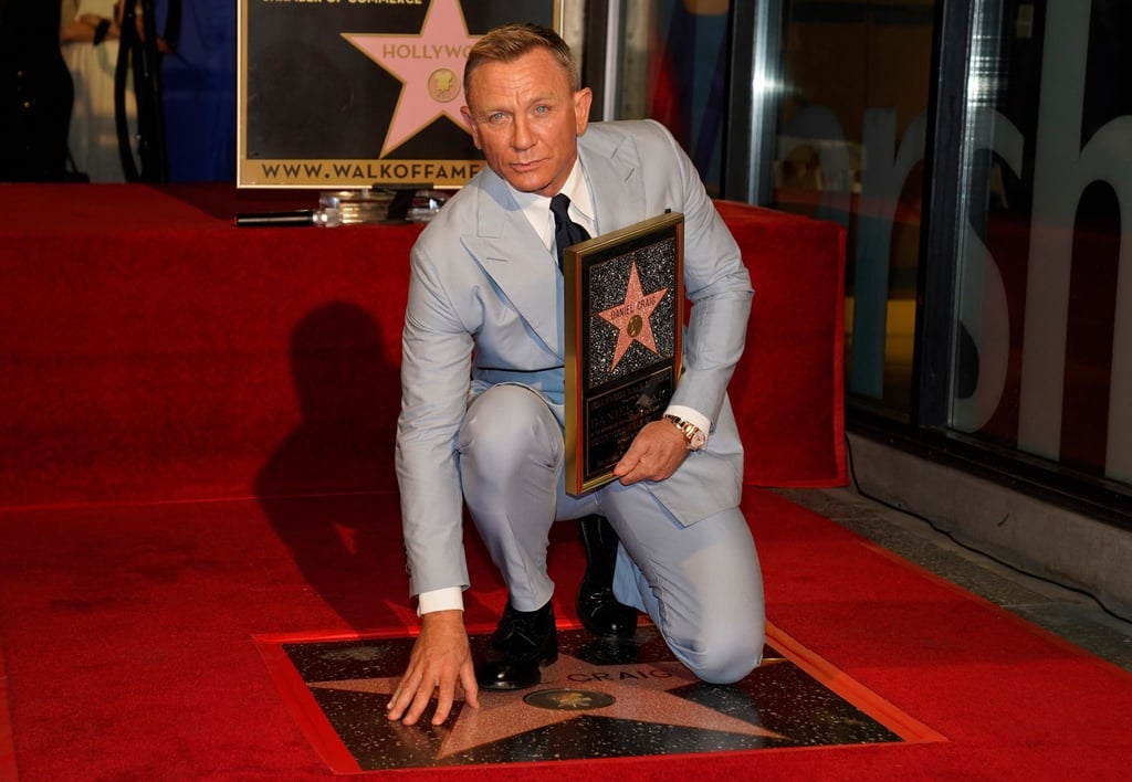 Daniel Craig posiert auf seinem neuen Stern auf dem Hollywood Walk of Fame.