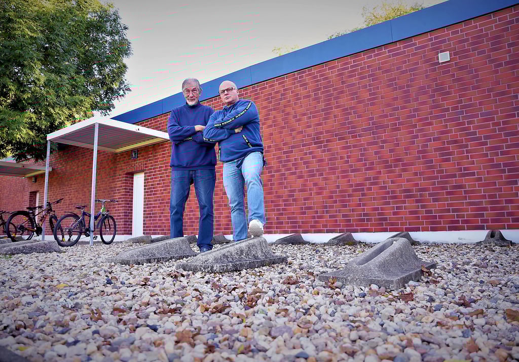 Auf dieser Schotterfläche sollen Lagerräume entstehen. KSV-Chef Steffen Reisbach (re.) und Schatzmeister Edwin Urban sind startklar.