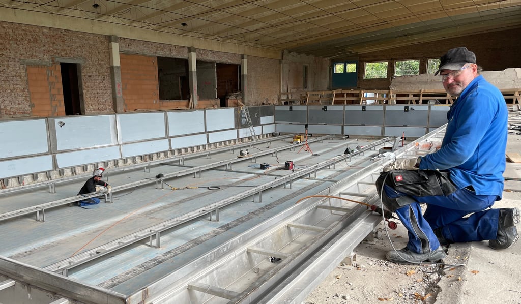 Der Innenbereich der Burger Schwimmhalle gleicht einer Großbaustelle: In diesen Tagen wird das große Edelstahlbecken montiert.