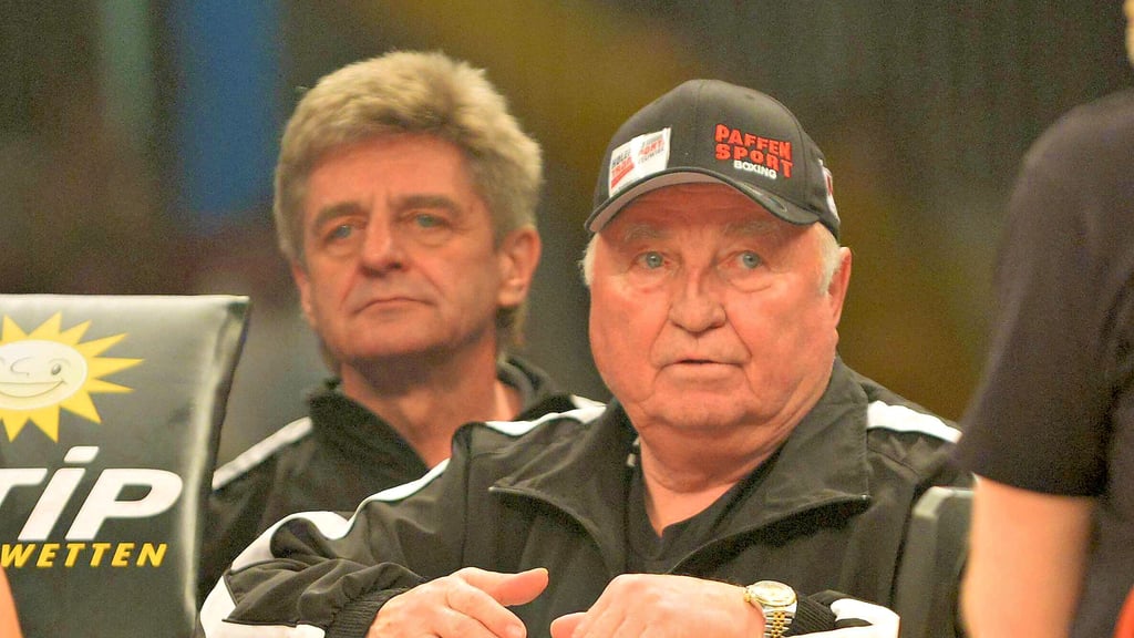 Ulli Wegner (r.) und Georg Bramowski als Trainergespann im März 2017 bei einer Boxgala in Potsdam.