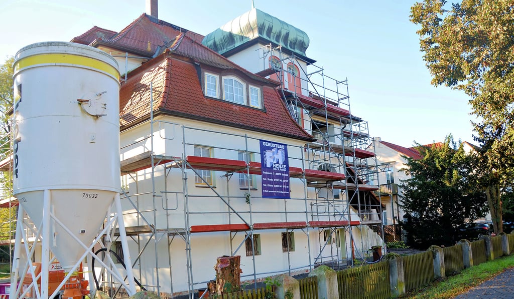 Die seit dem Jahr 2016 nicht mehr genutzte Villa wird seit April komplett saniert. Anfang nächsten Jahres sollen die ersten Mieter in das repräsentative Gebäude im Stendaler Osten einziehen.