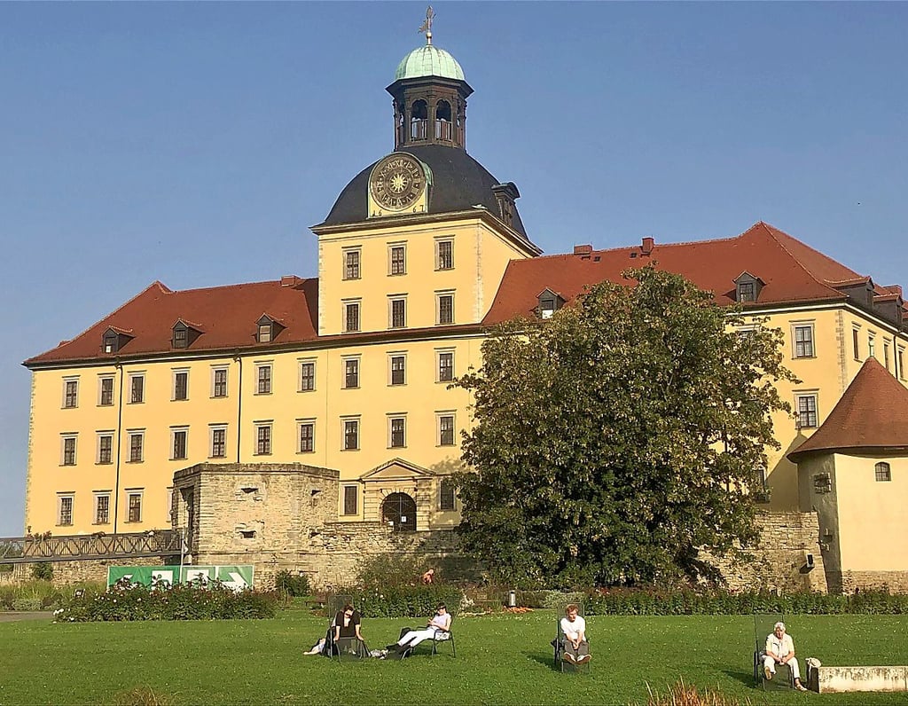 Rund um Schloss Moritzburg kann man auch bei schon etwas kühlerem Wetter noch gut bummeln. Und angesichts der zahlreichen Sonnenstunden, die in den nächsten Tagen versprochen sind, dürften auch die Sonnenliegen auf den großzügigen Wiesen noch Zuspruch erfahren.