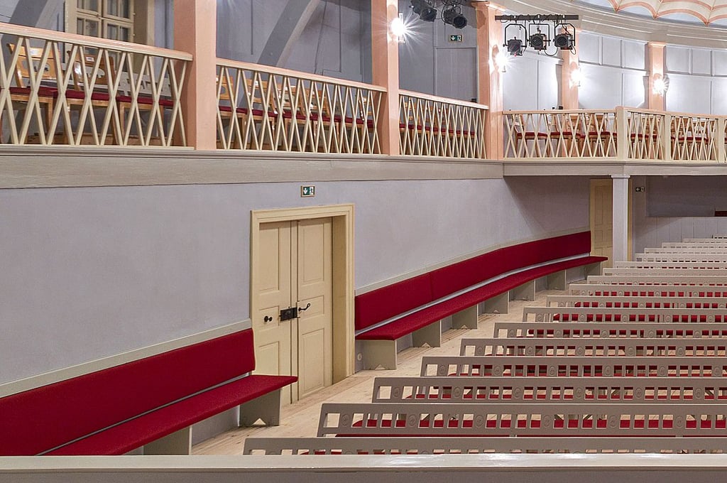 Die frisch aufgepolsterten Studentenbänke des Goethe-Theaters