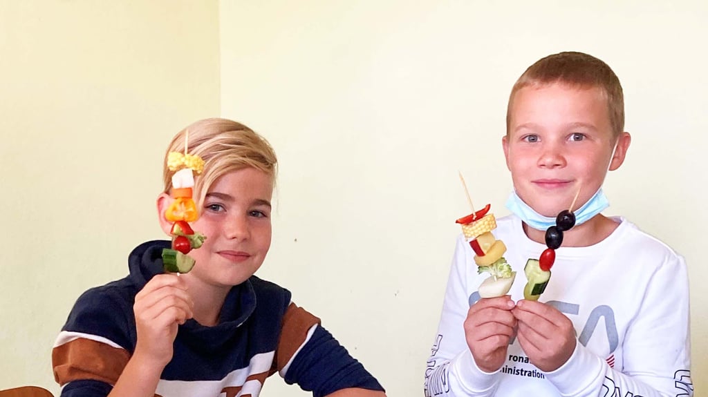 Zur Eröffnung des Projektes „Maxikids" wurde in der 4. Klasse der Grundschule Farnstädt ein Ernährungskurs durchgeführt. Denny (l.), Jonas (r.) und ihre Mitschüler haben Obst- und Gemüsespieße zubereitet, die sie dann auch essen durften.