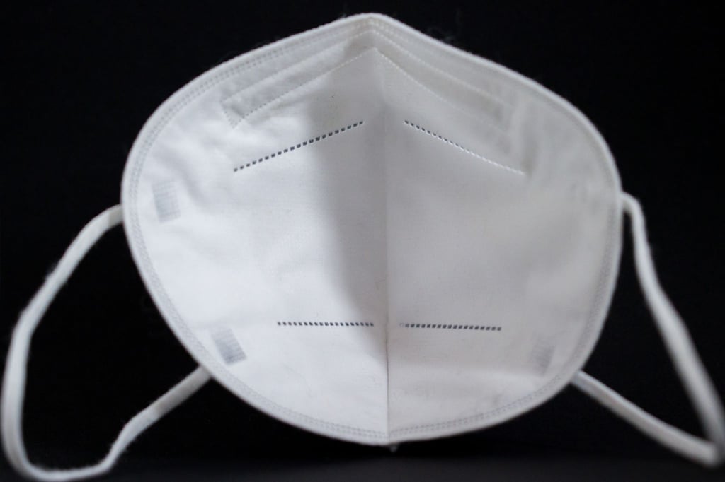 Eine FFP2-Maske liegt auf einem Tisch.